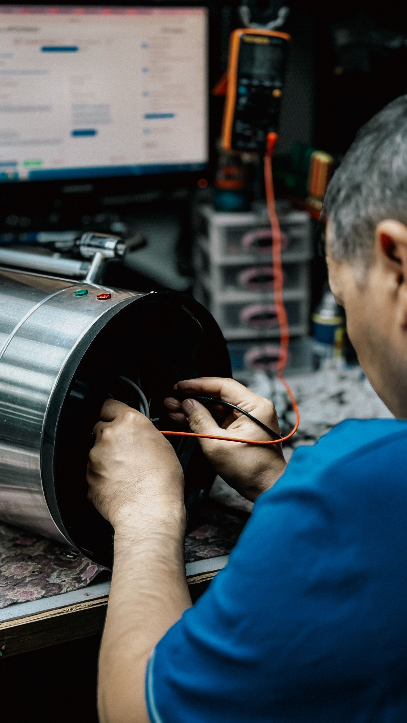Technicien dans un atelier de maintenance
