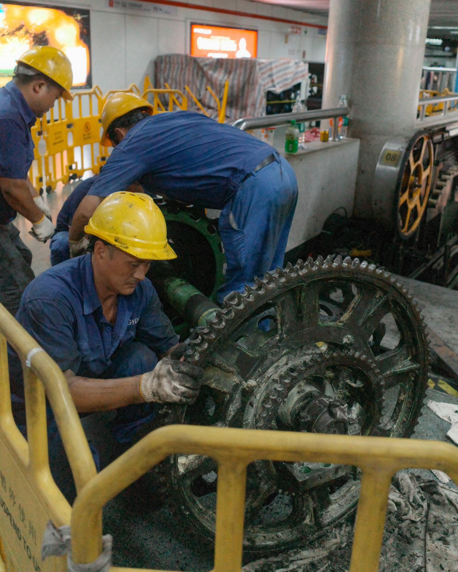 Techniciens intervenant sur un équipement industriel
