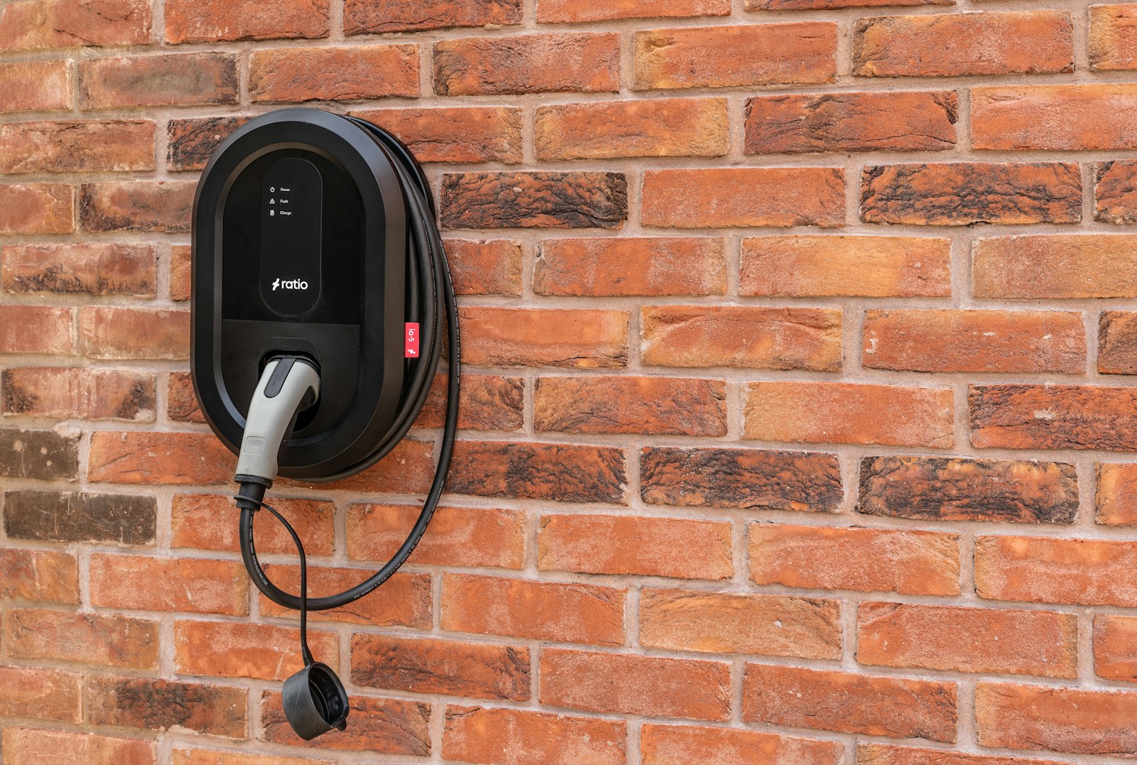 Borne de recharge pour véhicule électrique fixée sur un mur